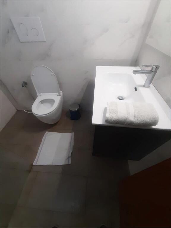 🏡 Jepet me Qira Shtëpi Private 3+1 – 📍 Blv. Zogu I 💰 85,000 lekë / muaj