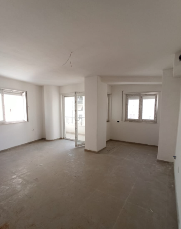🏢 Zyrë me qira – Donika Center, afër qendrës