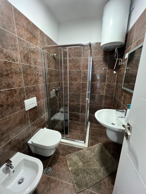 🏡 Appartamento 2+1+2 in affitto – Via Dritan Hoxha (Aura) ✨