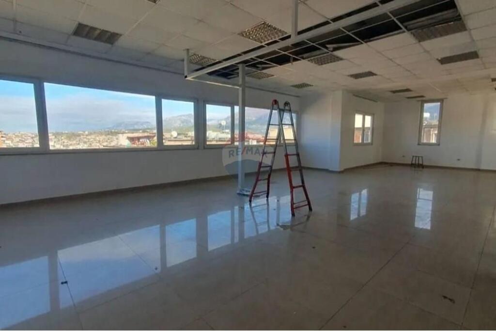 EDIFICIO COMMERCIALE DI 5 PIANI IN AFFITTO