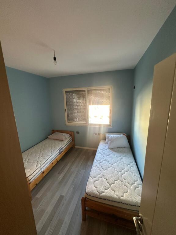 Appartamento 2+1 completamente arredato. Si trova nel Viale di Kashar