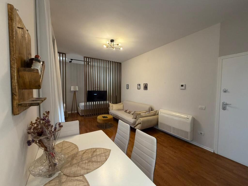 Apartament 1+1 per qira tek Rruga e Brrikadave.