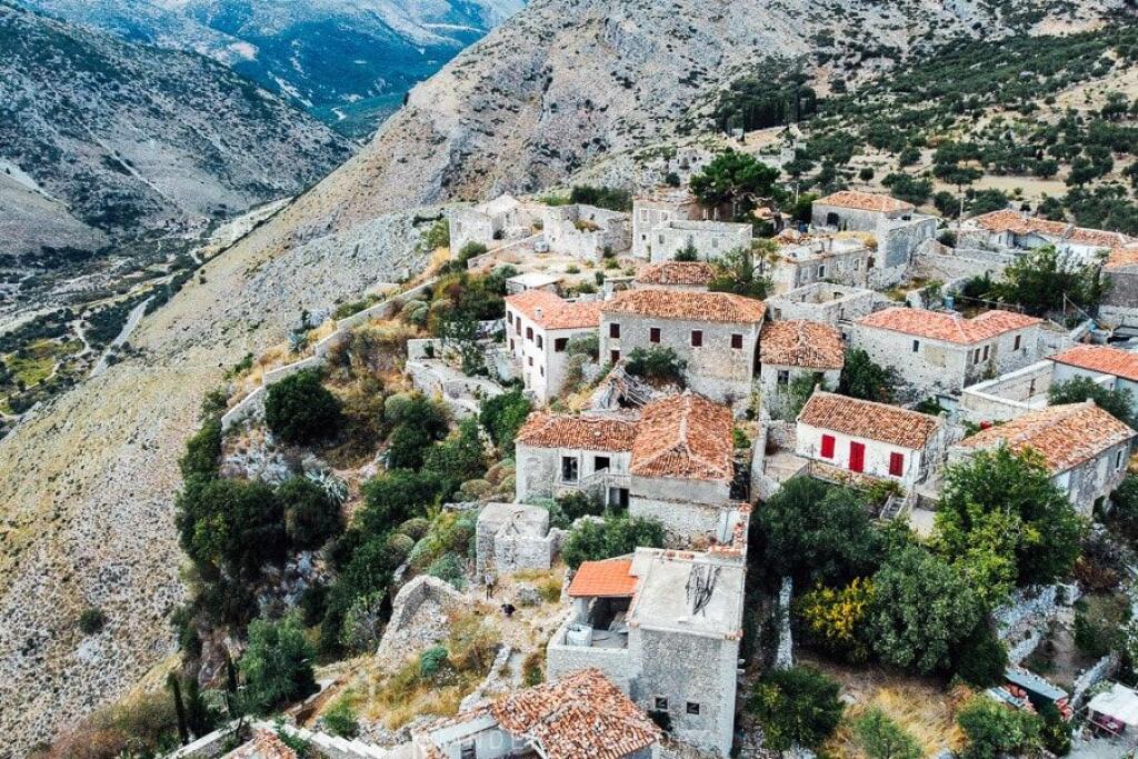 Edificio + terreno in vendita nel villaggio di Qeparo