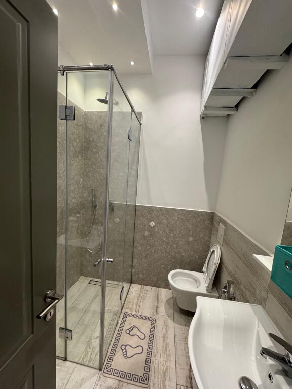 Affittasi appartamento 2+1 in Via Durazzo, vicino all'Hotel Colosseo. 📍 Palazzo esistente 🏢 Secondo piano 💶 Prezzo: 800€ / mese