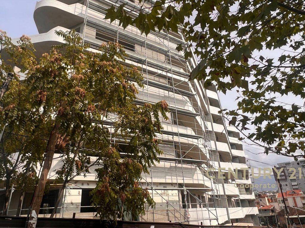 WE SELL APARTMENT 2+1+2 – ELBASAN STREET NEAR THE LAKE PARK.