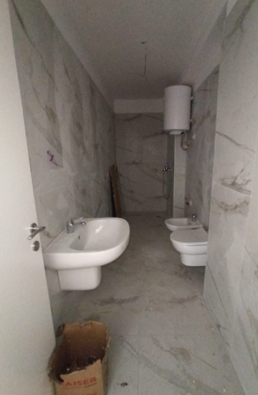 🏢 Zyrë me qira – Donika Center, afër qendrës