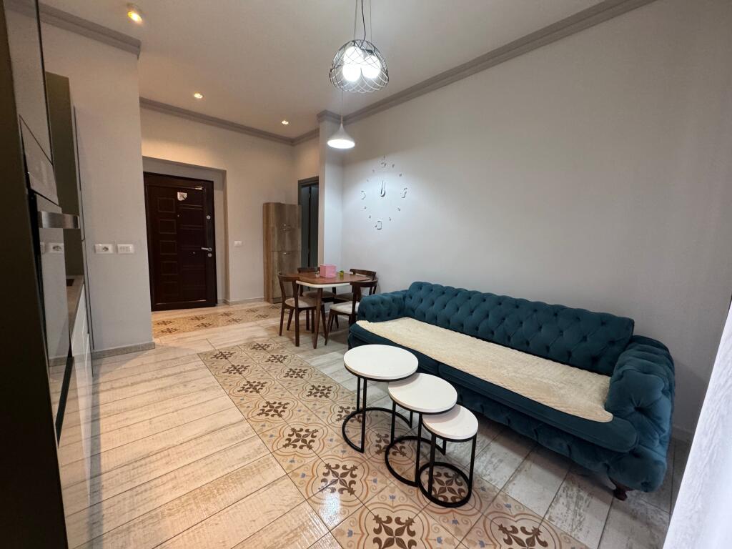 Affittasi appartamento 2+1 in Via Durazzo, vicino all'Hotel Colosseo. 📍 Palazzo esistente 🏢 Secondo piano 💶 Prezzo: 800€ / mese