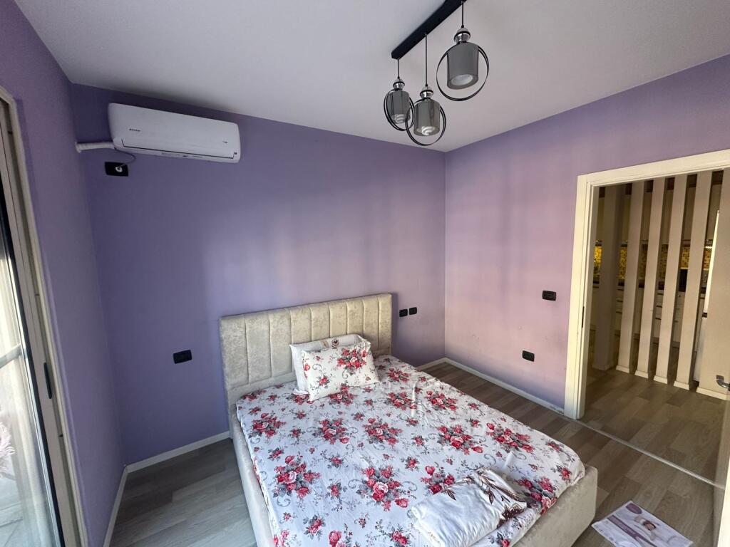 Appartamento 2+1 completamente arredato. Si trova nel Viale di Kashar