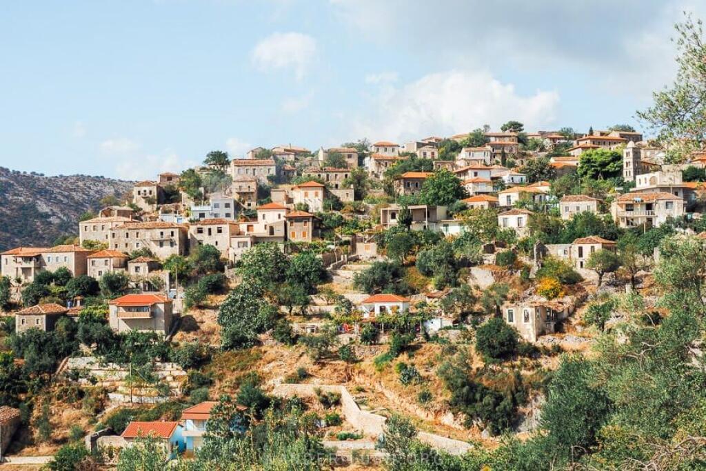 Edificio + terreno in vendita nel villaggio di Qeparo
