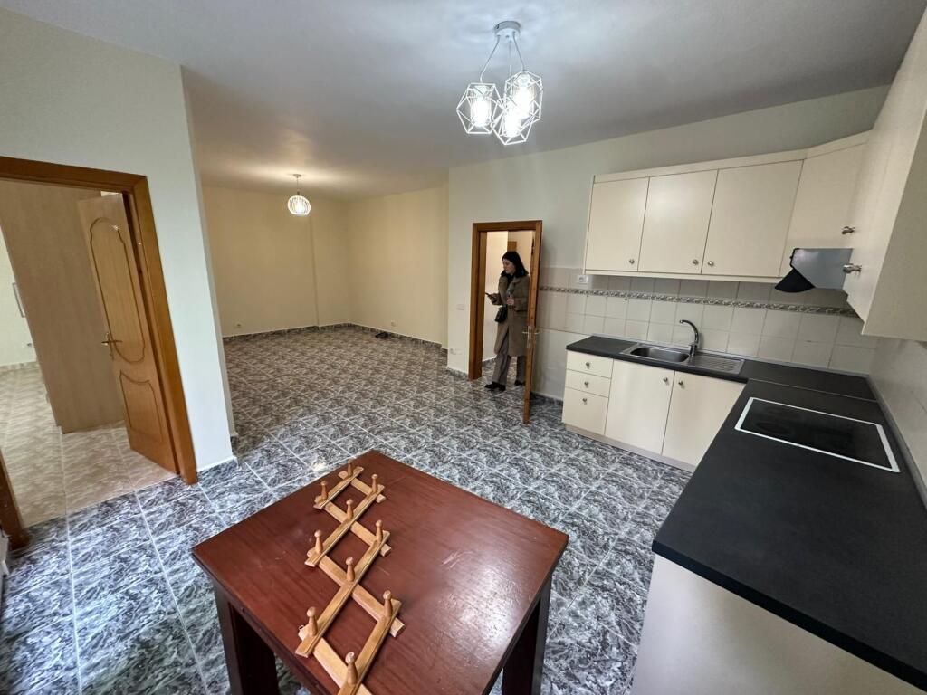 🏡 Jepet me Qira Apartament 3+1 – Pallatet Arabe (Crystal Center)💶 650 € (për banim)