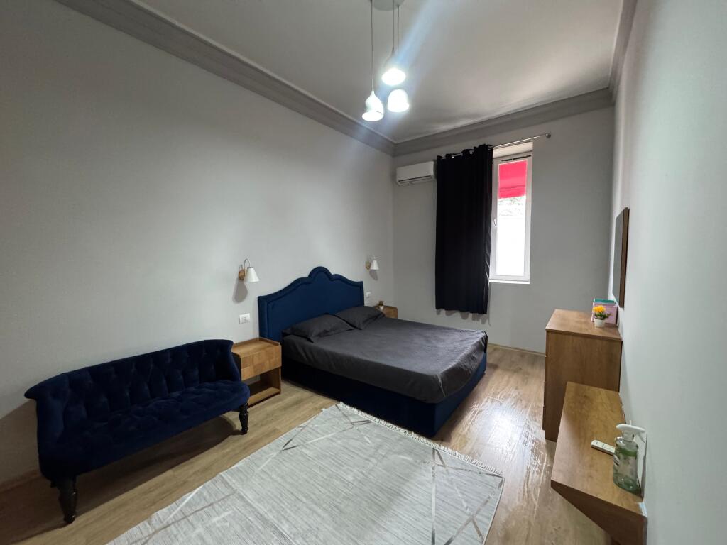 Affittasi appartamento 2+1 in Via Durazzo, vicino all'Hotel Colosseo. 📍 Palazzo esistente 🏢 Secondo piano 💶 Prezzo: 800€ / mese