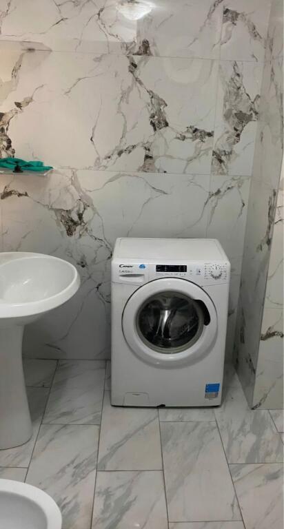Apartament 1+1 me qira – Rruga e Barrikadave, Qendër Tiranë!
