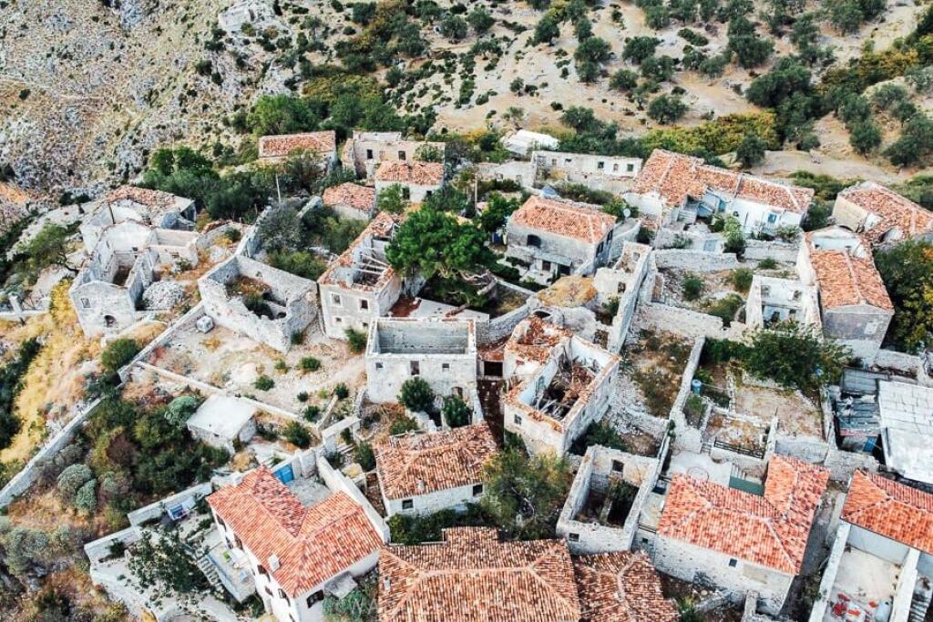 Edificio + terreno in vendita nel villaggio di Qeparo