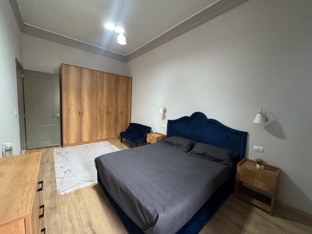Affittasi appartamento 2+1 in Via Durazzo, vicino all'Hotel Colosseo. 📍 Palazzo esistente 🏢 Secondo piano 💶 Prezzo: 800€ / mese