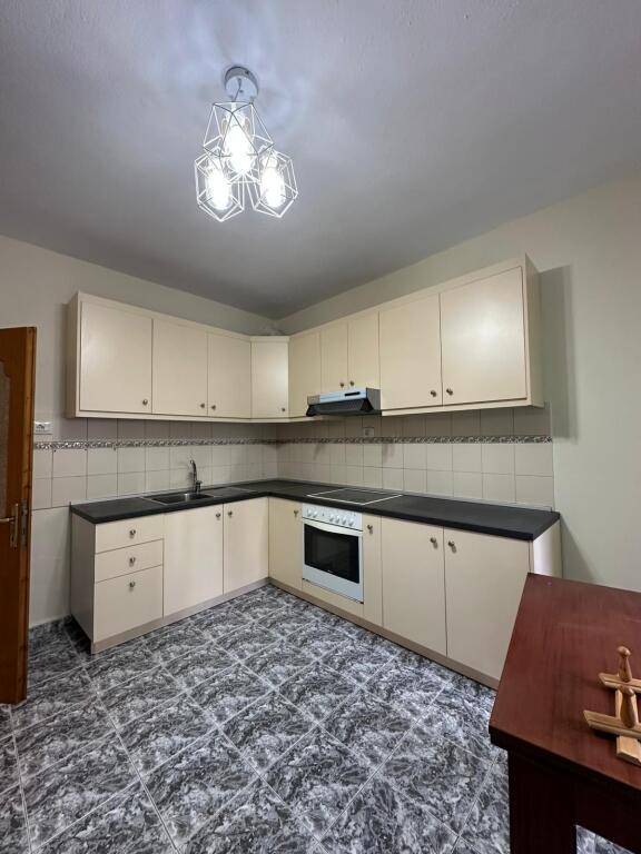 🏡 Jepet me Qira Apartament 3+1 – Pallatet Arabe (Crystal Center)💶 650 € (për banim)