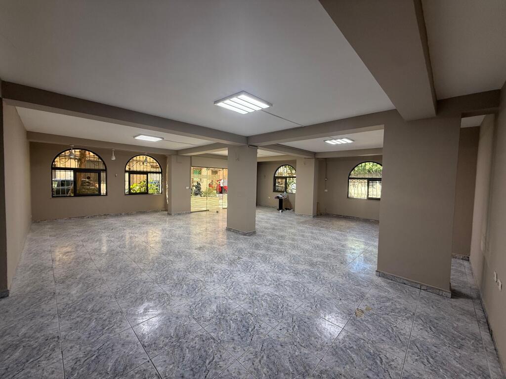 Negozio in vendita a Niket Dardani, nella zona di Xhamlliku