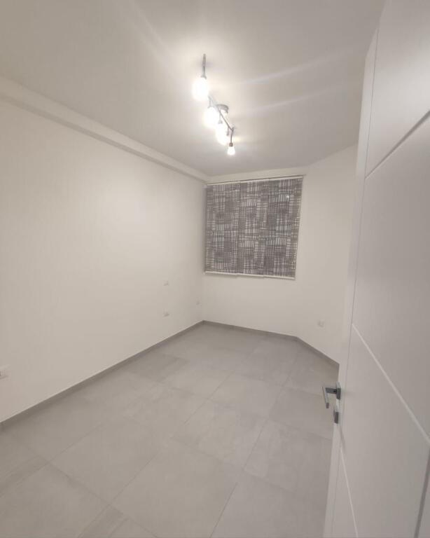 Appartamento 2+1 con balcone in affitto presso l'ex Esposizione, vicino al Tribunale Distrettuale - Tirana
