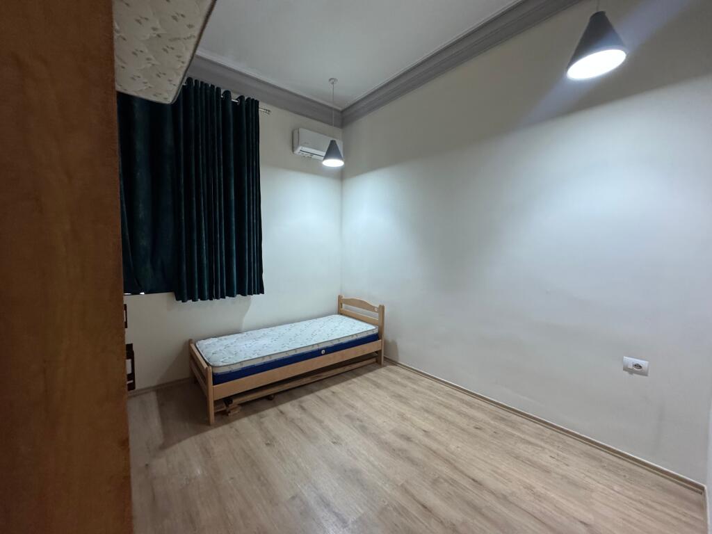 Affittasi appartamento 2+1 in Via Durazzo, vicino all'Hotel Colosseo. 📍 Palazzo esistente 🏢 Secondo piano 💶 Prezzo: 800€ / mese