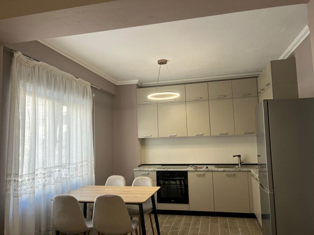APARTAMENT ME QERA 2+1+PARKIM KODRA E DIELLIT 2 700 EURO