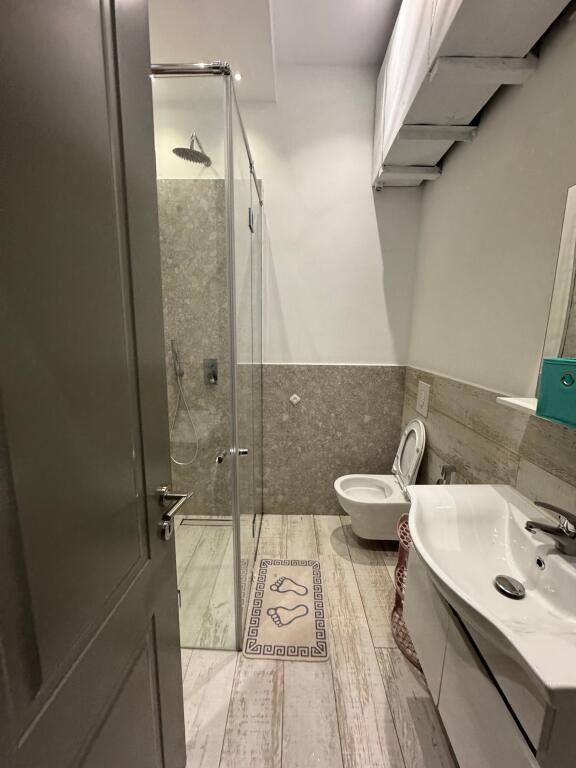 Affittasi appartamento 2+1 in Via Durazzo, vicino all'Hotel Colosseo. 📍 Palazzo esistente 🏢 Secondo piano 💶 Prezzo: 800€ / mese