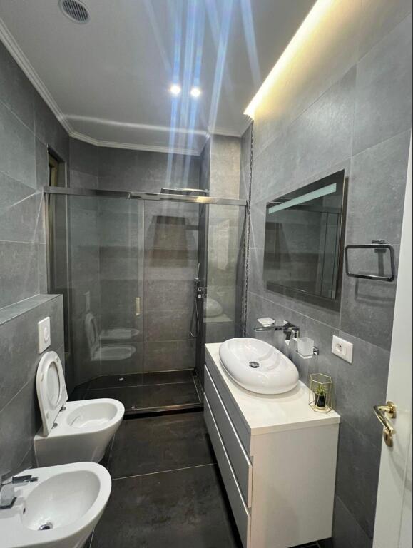 Apartament 2+1+2 me parkim per qira te stadiumi Air Albania