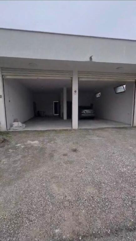Magazzino in affitto a Bathore Kamez