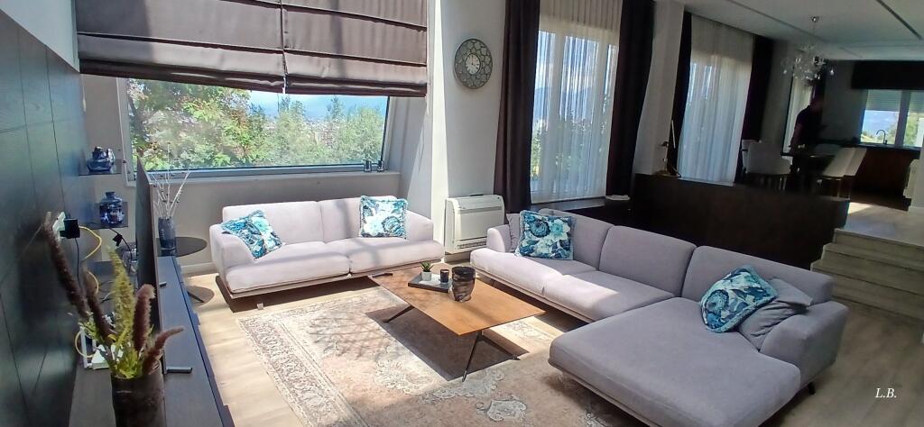 Villa di Lusso con Piscina – Residenza Kodra e Diellit 2