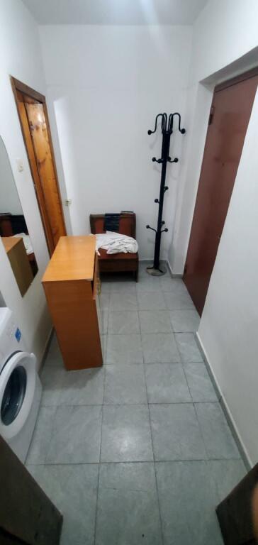 Jepet me qera apartamenti 1+1 , rruga 4 Deshmoret prane Gjumnazit Partizani  350 Mije leke