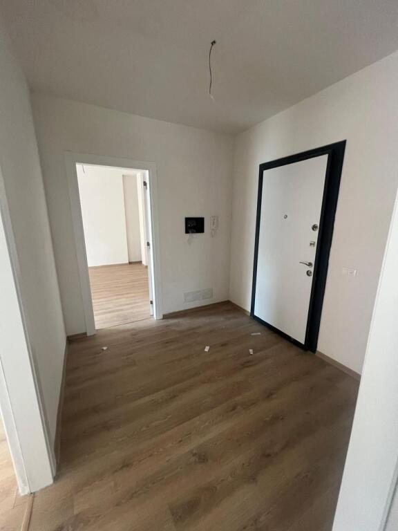 🏢 JEPET ZYRË ME QERA  📍 Bulevardi i Ri – Rruga Filip Jano 🏗️ Rezidencë e re (2025)  🔹 Tipologjia: 2+1 🔹 Sipërfaqe: 100 m² 🔹 Kati 6 🔹 3 ambiente pune 🔹 2 tualete 🔹 Ballkon 🔹 Kondicionim në të gjitha ambientet 🔹 2 ashensorë 🔹 Post parkimi në katin -3  💶 Çmimi: 690 EUR / muaj (i përfshirë parkimi) - View 5