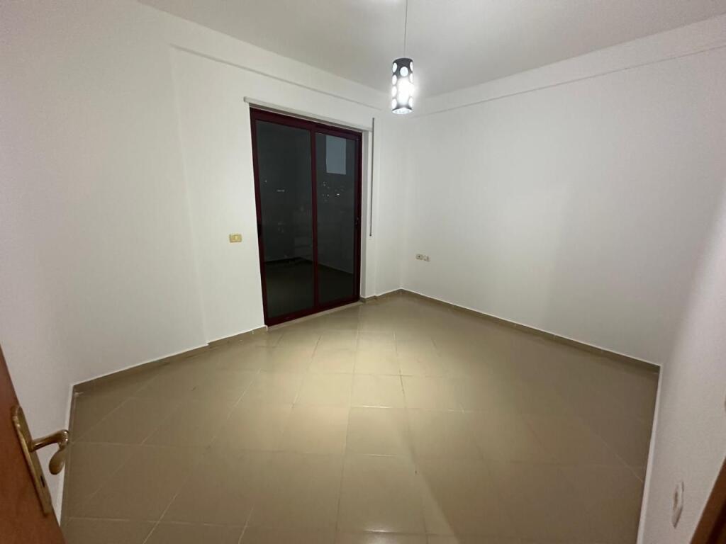 🏢Rruga e Dibres,tek Kompleksi Halili jepet me qera apartament 3+1+2 ,pjeserisht i mobiluar 60,000Leke
