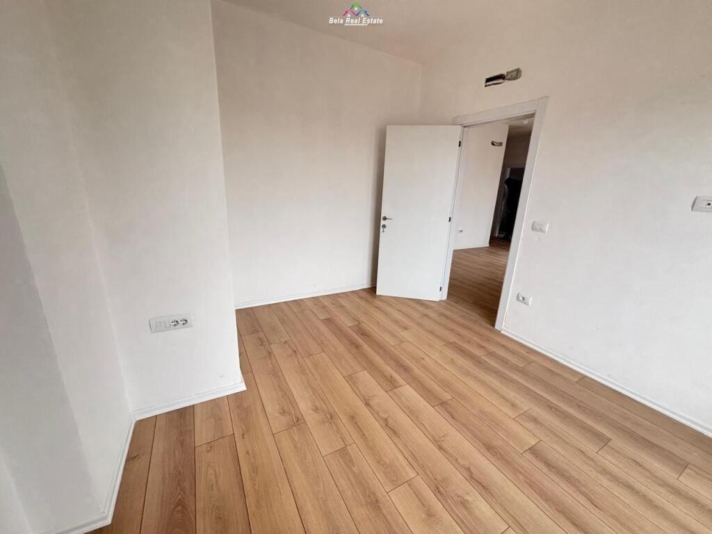 Ufficio in Affitto in Via Barrikadave (ID BZ2787) Tirana