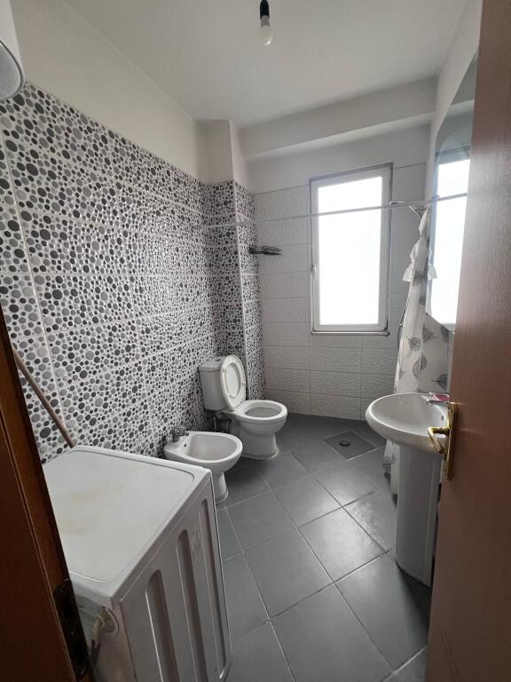 🏠APPARTAMENTO IN AFFITTO 1+1📍DEVIAZIONE DEL COMUNE-💶 50.000 LEKE/MESI-🏢2° PIANO, CON ASCENSORE