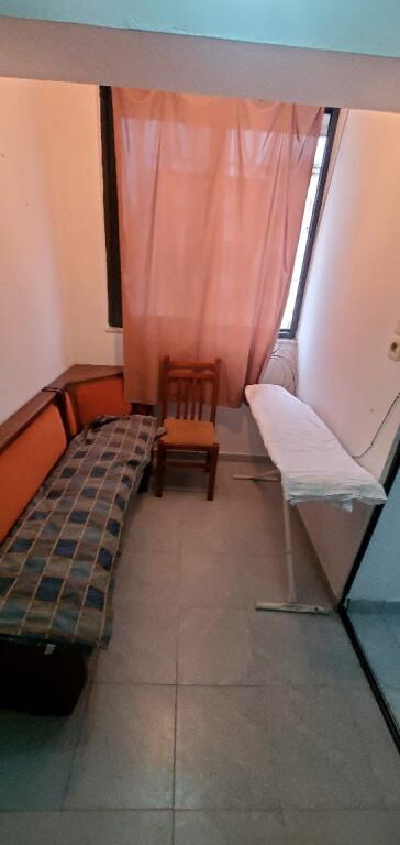Jepet me qera apartamenti 1+1 , rruga 4 Deshmoret prane Gjimnazit Partizani 350 mije leke