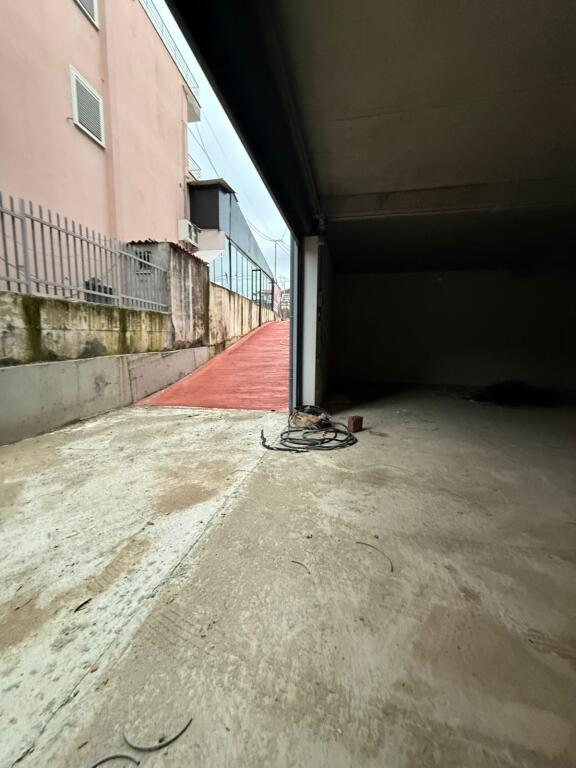 MAGAZINA ME QERA 276 M2 TEG 1200 EURO