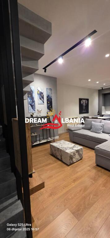 Duplex e 2 posti auto in affitto in via Barrikadave vicino al Centro a Tirana (ID 42211370)
