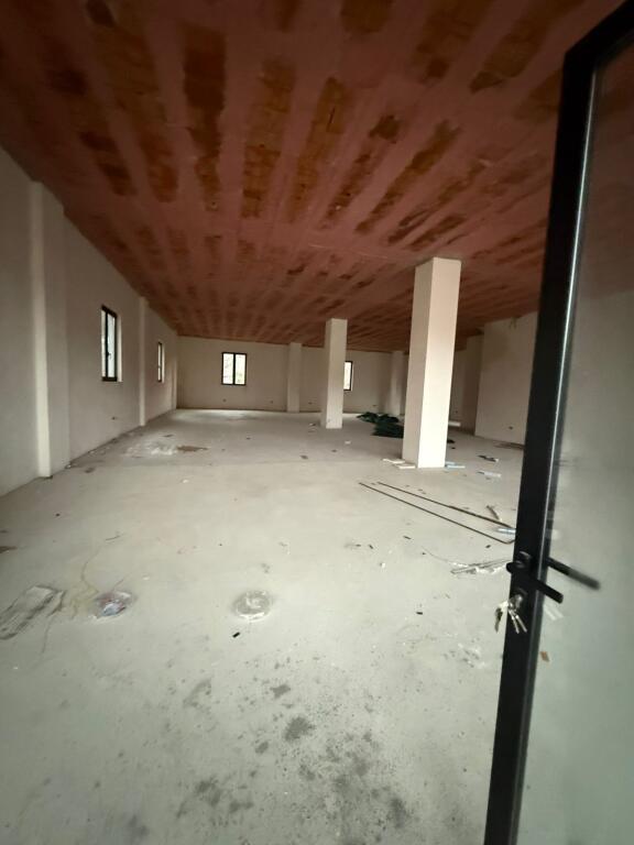 AMBIENT BIZNESI ME QERA 276 M2 TEG 2500 EURO