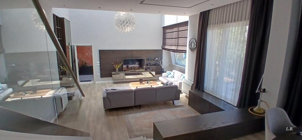 Villa di Lusso con Piscina – Residenza Kodra e Diellit 2