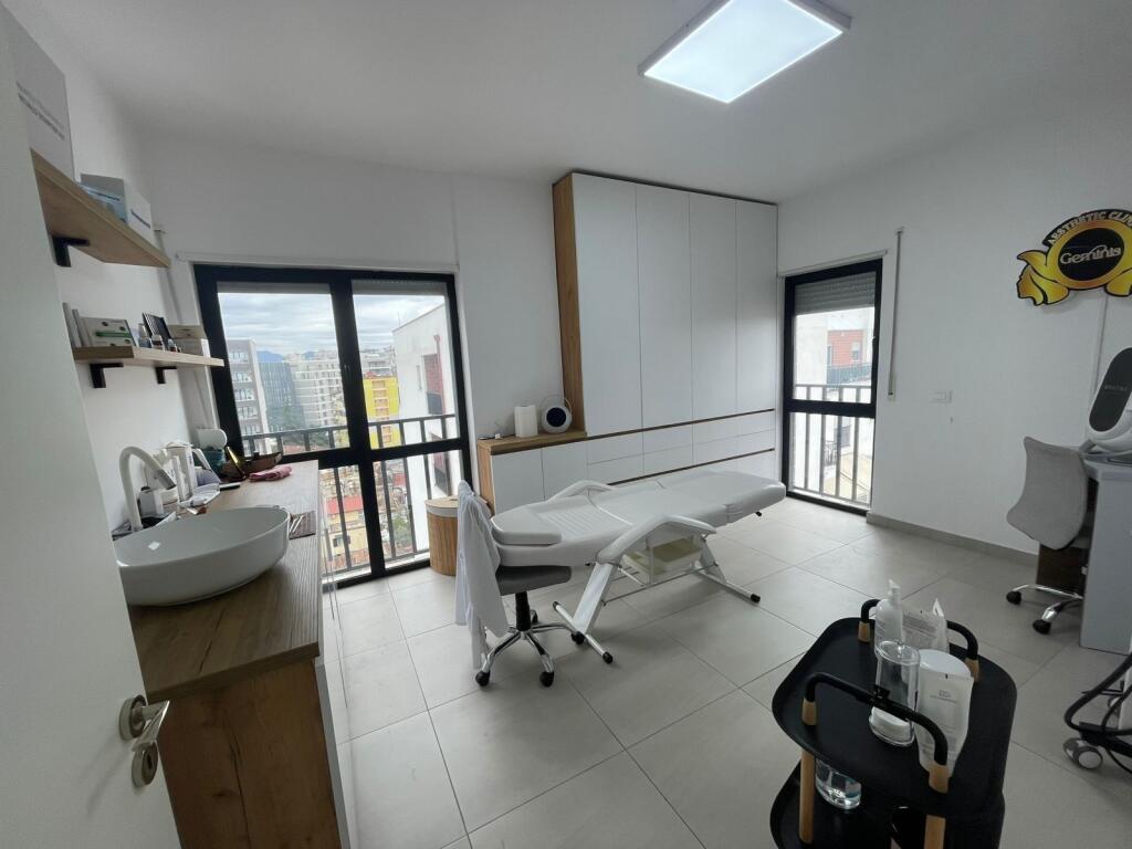 🏢 Shitet Apartament 3+1+2 📍 Pranë Villas Gold 🆕 Ndertimi i ri, kati 8 🌞 Orientim: Jug-Lindje dhe Veri-Perëndim ⚡ Pajisur me panele diellore ❄️ Kondicioner japonez inverter 🛁 Të dy banjot e investuara nga pronari 📐 Planimetria: 116/2 m²  💰 Çmimi: 261.000€