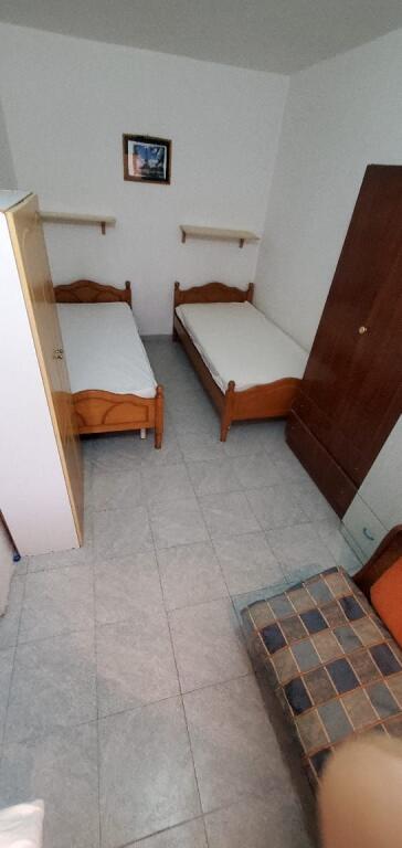 Jepet me qera apartamenti 1+1 , rruga 4 Deshmoret prane Gjimnazit Partizani 350 mije leke