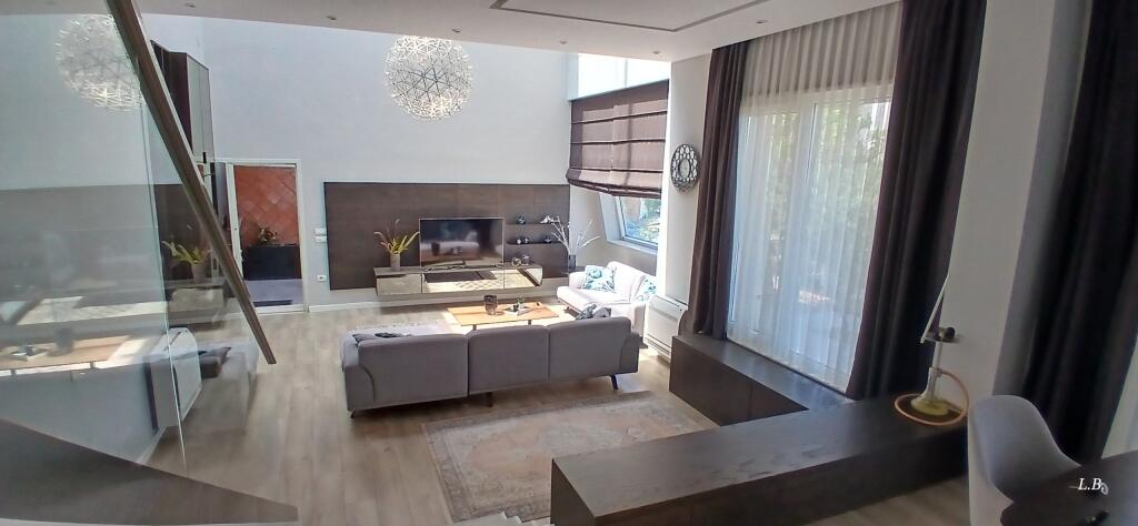 Villa di Lusso con Piscina – Residenza Kodra e Diellit 2