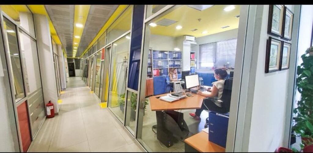 ZYRE ME QERA 916 M2 RRUGA E KAVAJES 18.000 EURO