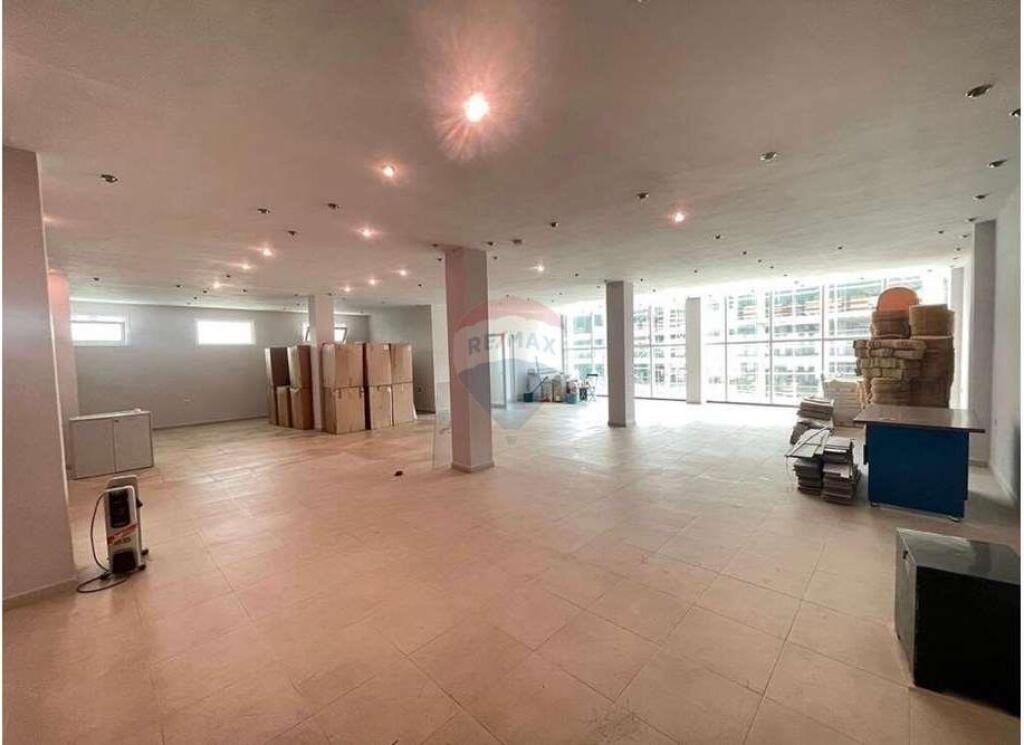 UFFICIO IN AFFITTO IN UN EDIFICIO COMMERCIALE A ASTIR