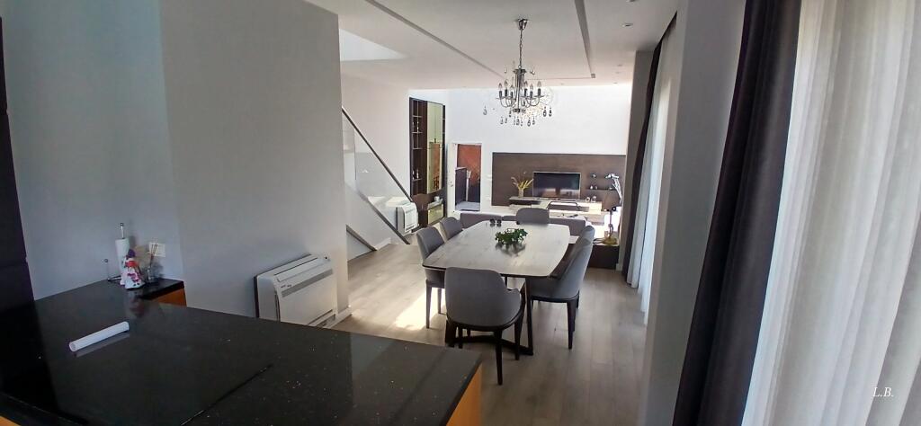Villa di Lusso con Piscina – Residenza Kodra e Diellit 2