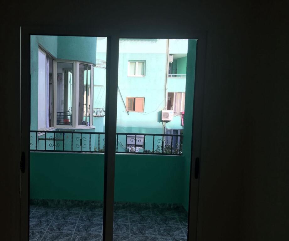 Jepet me qera Apartamenti 3+1+2, Komuna Parisit ( Pallatet Arabe) prane Qendres Kristal 650 euro