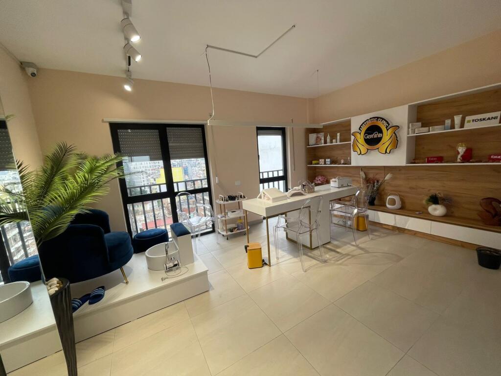 🏢 Shitet Apartament 3+1+2 📍 Pranë Villas Gold 🆕 Ndertimi i ri, kati 8 🌞 Orientim: Jug-Lindje dhe Veri-Perëndim ⚡ Pajisur me panele diellore ❄️ Kondicioner japonez inverter 🛁 Të dy banjot e investuara nga pronari 📐 Planimetria: 116/2 m²  💰 Çmimi: 261.000€