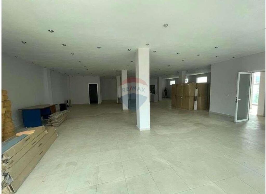 UFFICIO IN AFFITTO IN UN EDIFICIO COMMERCIALE A ASTIR