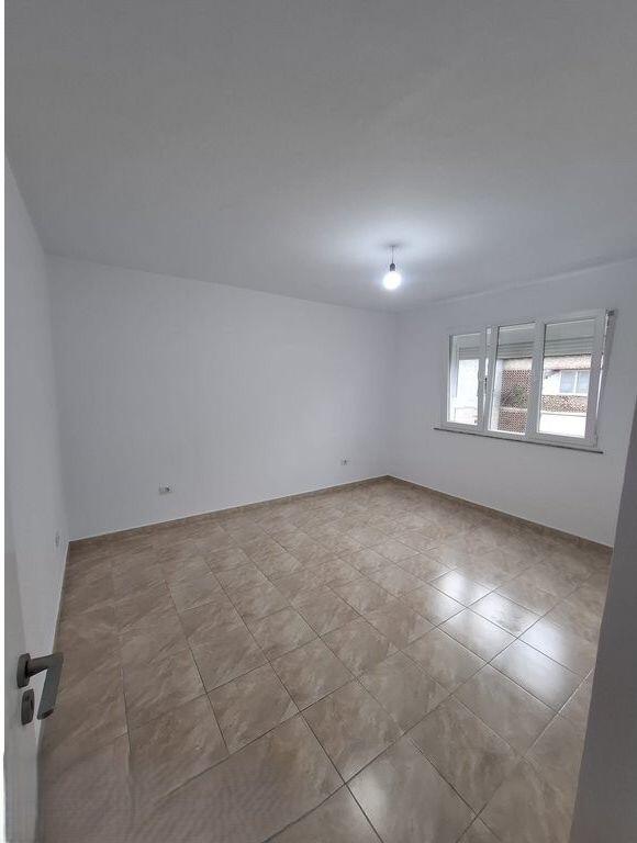 Shitet apartament 1+1+ballkon te rruga e Kavajës pranë auto Kadiu 129.000 € !!!