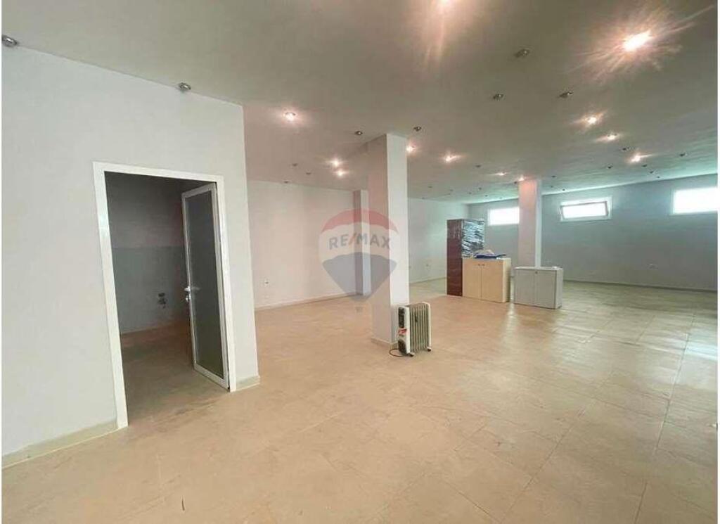 UFFICIO IN AFFITTO IN UN EDIFICIO COMMERCIALE A ASTIR