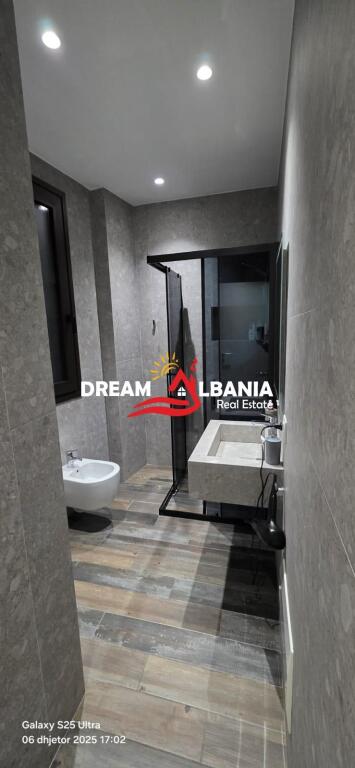 Duplex e 2 posti auto in affitto in via Barrikadave vicino al Centro a Tirana (ID 42211370)