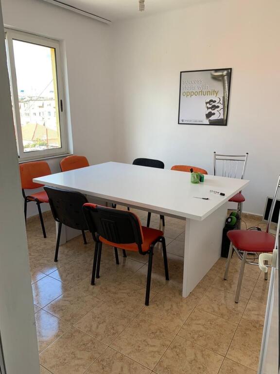 Ufficio in affitto all'incrocio del 21 dicembre